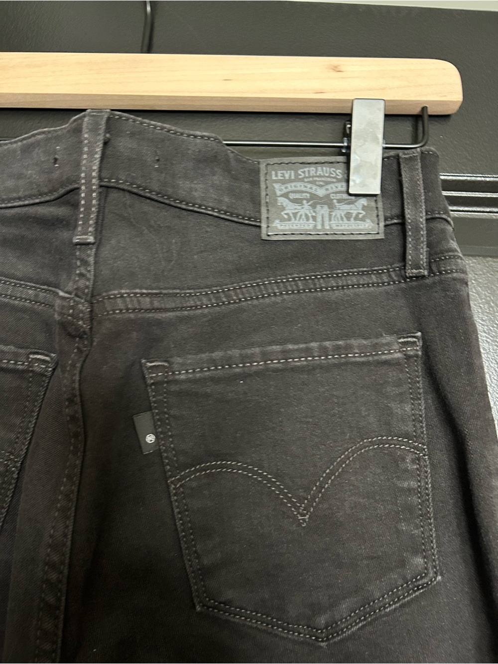 Women’s Levi's 315 Shaping Bootcut jeans in black size 28 x 32 (6). NWT - Picture 5 of 6
